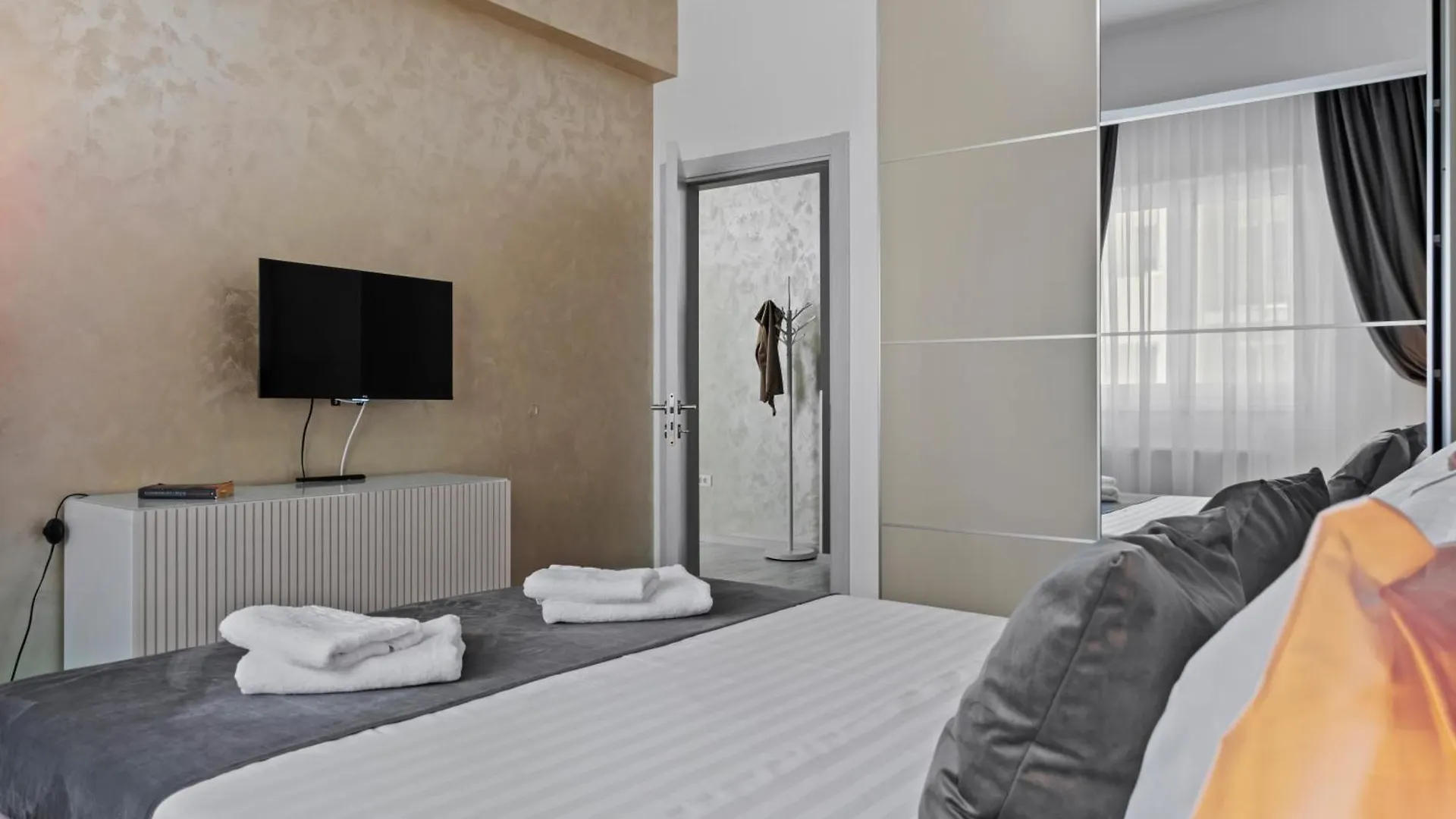 Luxury Rose Apartment Bucharest 0*,